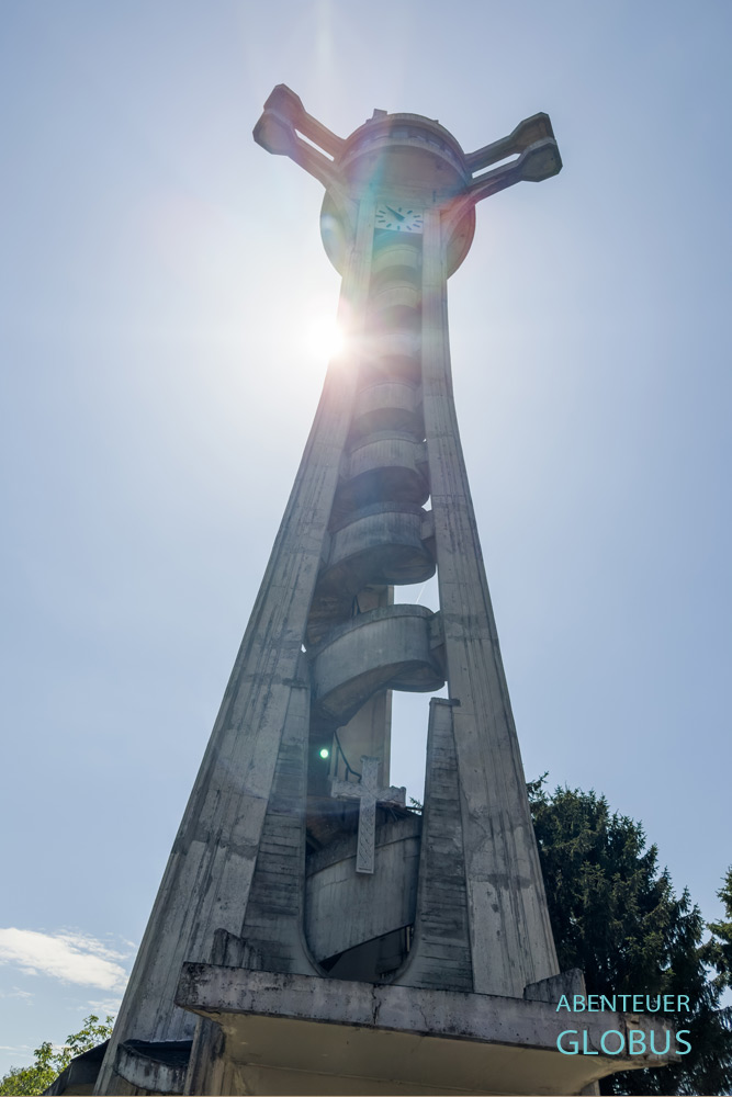Futuristischer Glockenturm mit offener Wendeltreppe und Uhr von der Kathedrale St. Bonaventura in Banja Luka 
