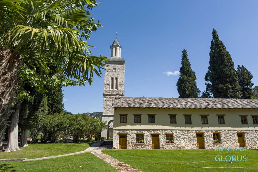 Serbisch-orthodoxes Kloster der Heiligen Verkündigung mit Glockenturm im Dorf Zitomislici zwischen Mostar und Pocitelj