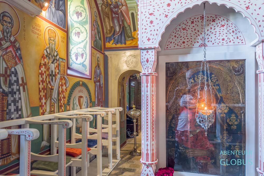 Farbige Ikonen und Chorgestühle im serbisch-orthodoxen Kloster der Heiligen Verkündigung im Dorf Zitomislici