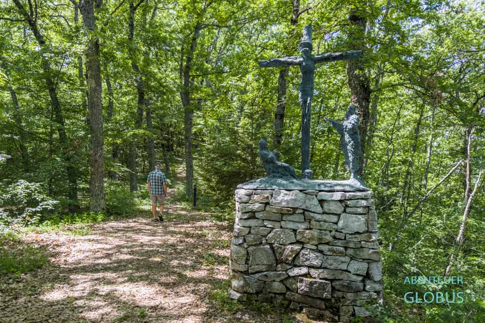 Jesus-Skulptur im Wald, eine Station des Kreuzwegs vom Franziskanerkloster Rama-Scit auf der Halbinsel Scit im Ramsko Jezero