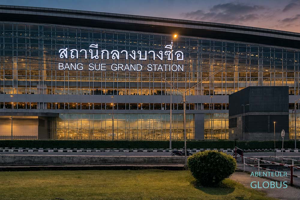 Krung Thep Aphiwat Central Terminal in Bangkok am Abend mit dem alten Schriftzug „Bang Sue Grand Station