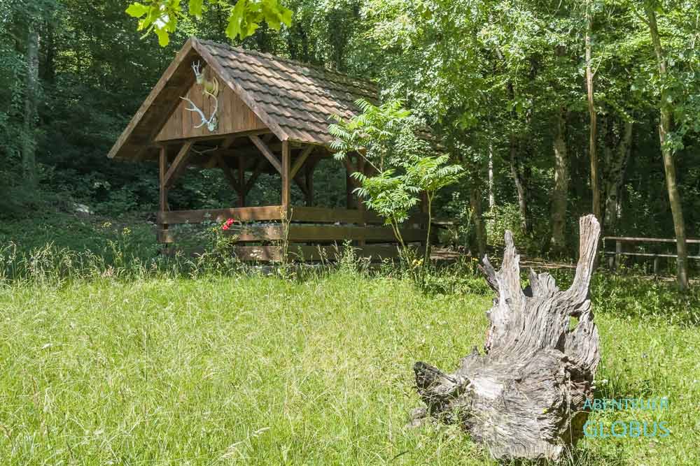 Picknickhäuschen am Weg zur Quelle der Krupa in Krupa na Vrbasu