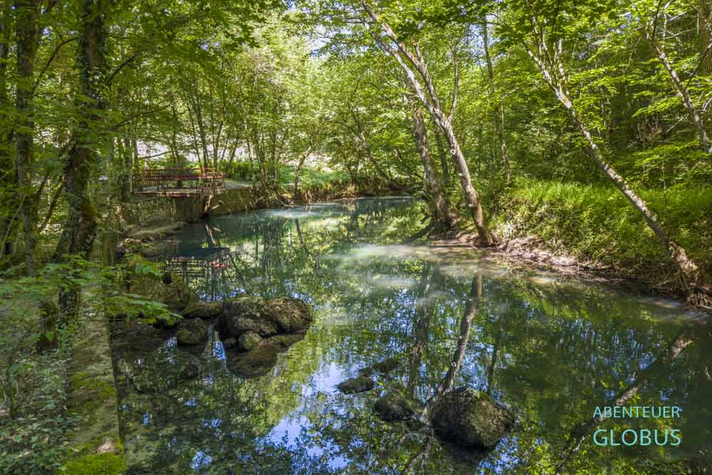 Der Fluss Krupa passiert einen Laubwald in Krupa na Vrbasu, Bosnien und Herzegowina.