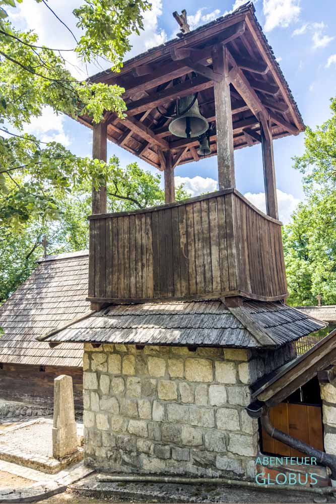 Glockenturm der Holzkirche des Heiligen Nikolaus im Weiler Tovilovici bei Krupa na Vrbasu