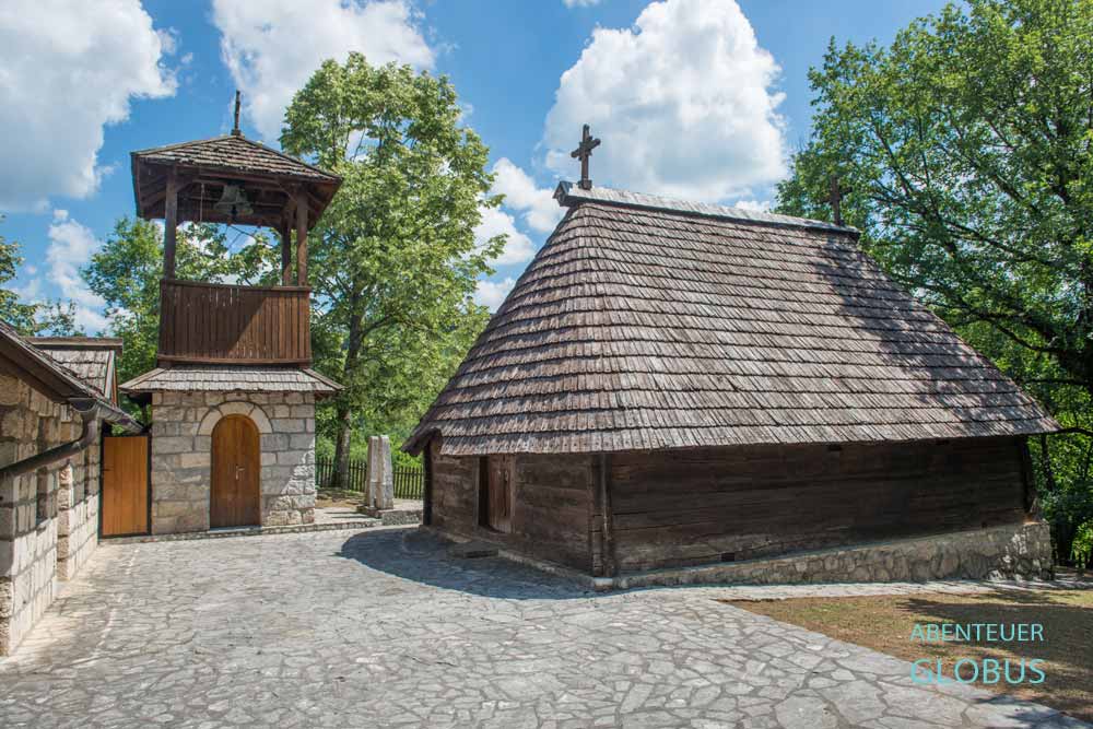Blockkirche des Heiligen Nikolaus und Glockenturm im Weiler Tovilovici bei Krupa na Vrbasu