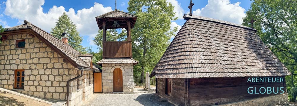 Blockkirche des Heiligen Nikolaus mit Glockenturm und Steinhaus
