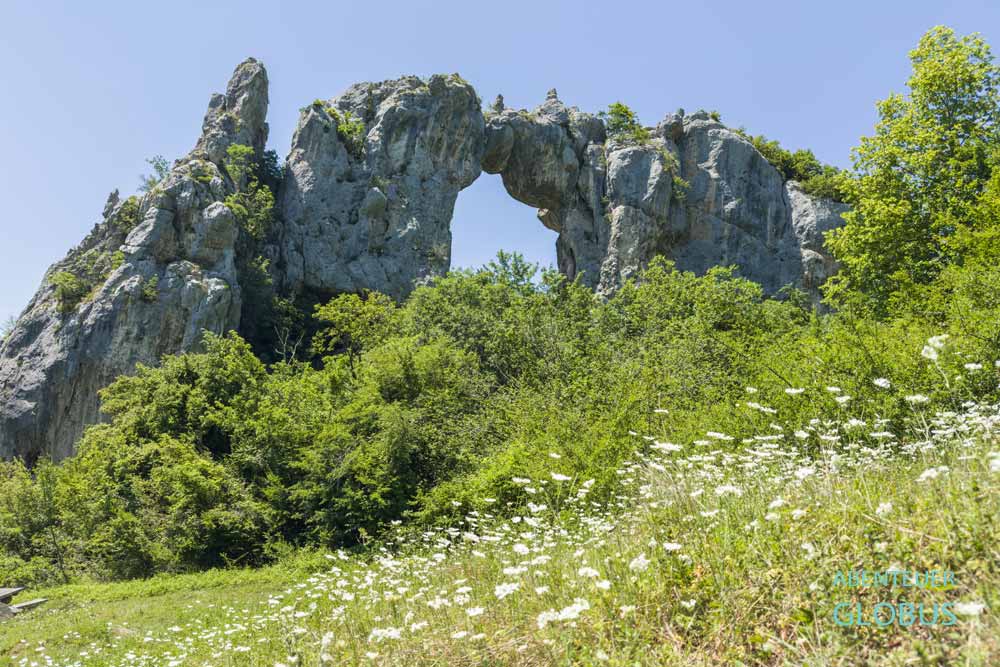 Steinbrücke Kameni Most und Blumenwiese im Bergdorf Krmine bei Krupa na Vrbasu in Bosnien und Herzegowina