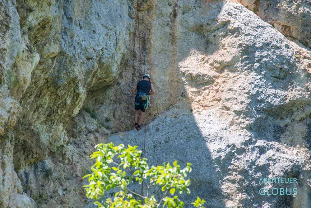 Kletterer an einer Felswand der Steinbrücke Kameni Most in der Nähe von Krupa na Vrbasu, Bosnien und Herzegowina