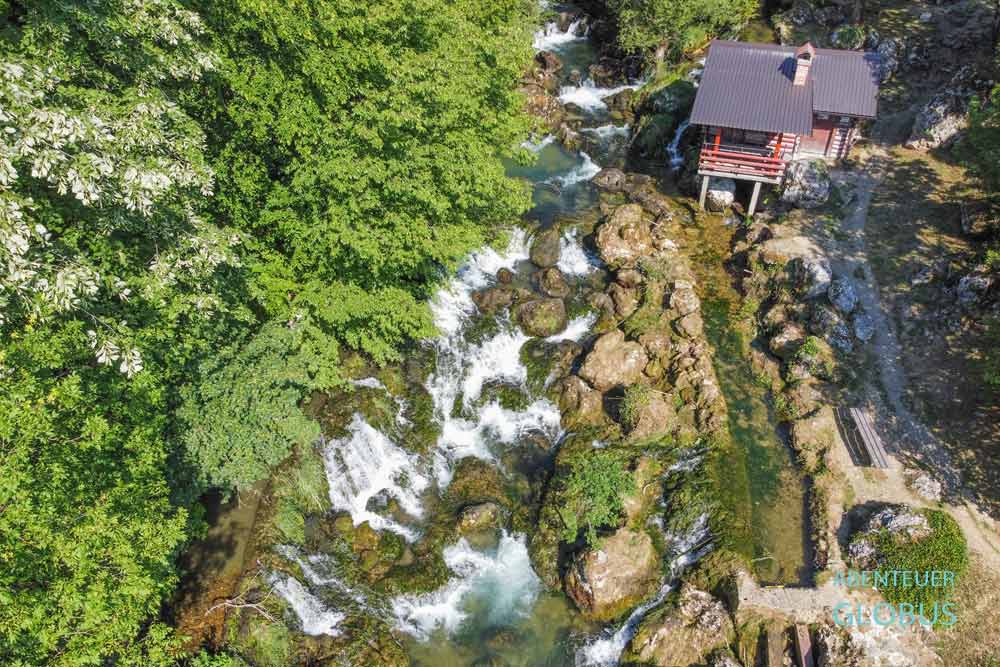 Krupa-Wasserfälle und Holzmühle in Krupa na Vrbasu, Bosnien und Herzegowina