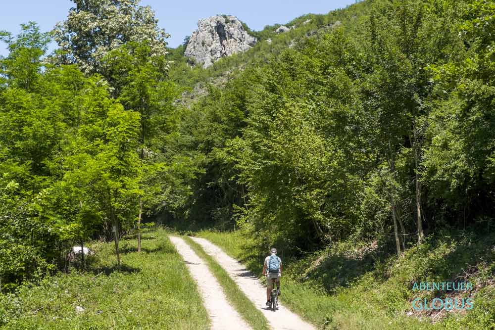 Radfahrer auf dem Weg zur Steinbrücke Kameni Most bei Krupa na Vrbasu