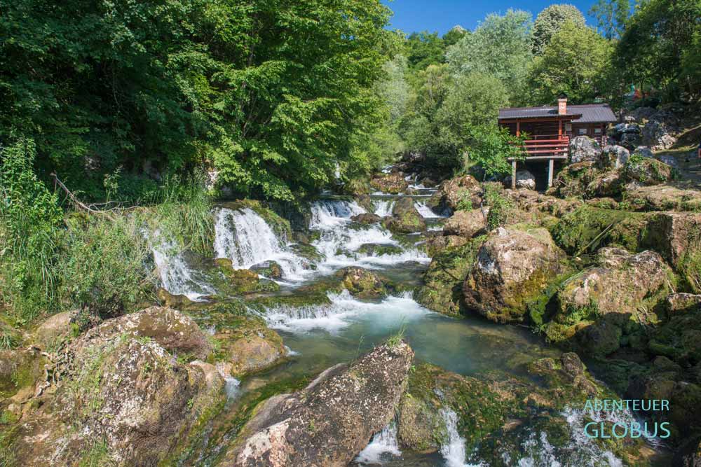 Krupa-Wasserfälle mit einer Wassermühle in Krupa na Vrbasu