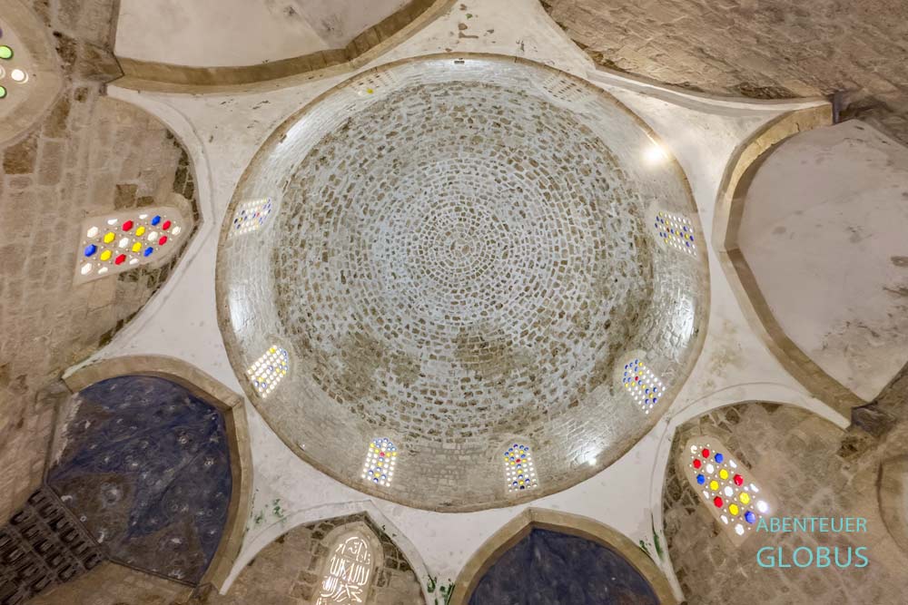 Kuppel und Buntglasfenster der Sisman-Ibrahim-Pasina-Moschee im Festungsdorf Pocitelj
