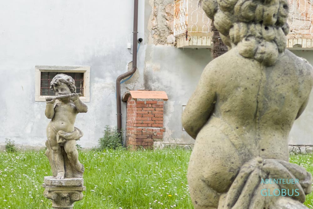 Steinfiguren im Park der Landvilla bzw. des Klosters in Dajla bei Novigrad