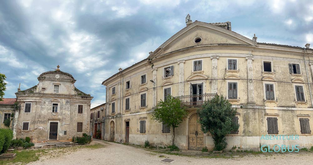 Zwei verlassene Gebäude vom Landhauskomplex in Dajla bei Novigrad