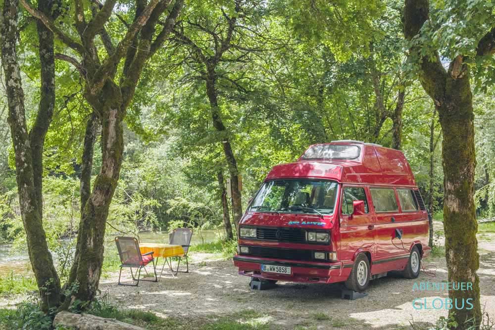 Roter VW T3 Camper auf dem Campingplatz Kamp Sturba in Livno in Bosnien und Herzegowina