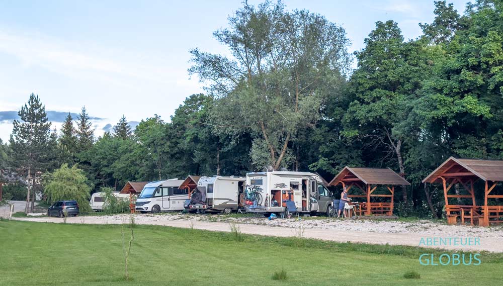 Wohnmobile und Holzpavillons im Kamp Sturba in Livno, Bosnien und Herzegowina