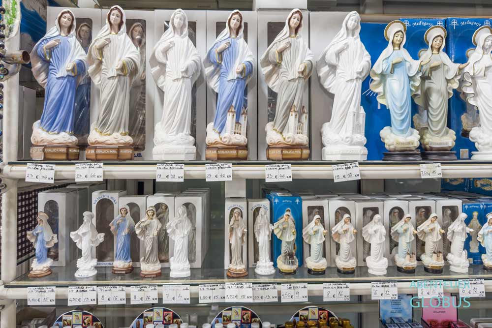 Figuren der Jungfrau Maria in einem Devotionaliengeschäft in Medugorje