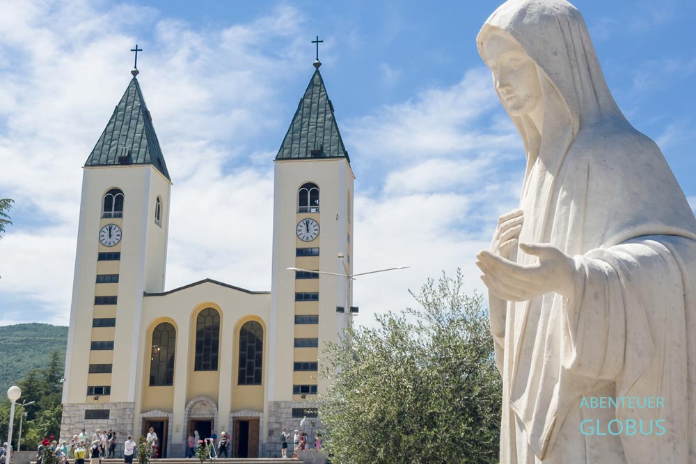 Kirche des Heiligen Jakobus und Figur der Königin des Friedens auf dem zentralen Gebetsgelände in Medugorje