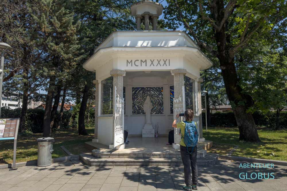 Besucherin vor der Kapelle des Lebens in einem Park des Pilgerortes Medjugorje