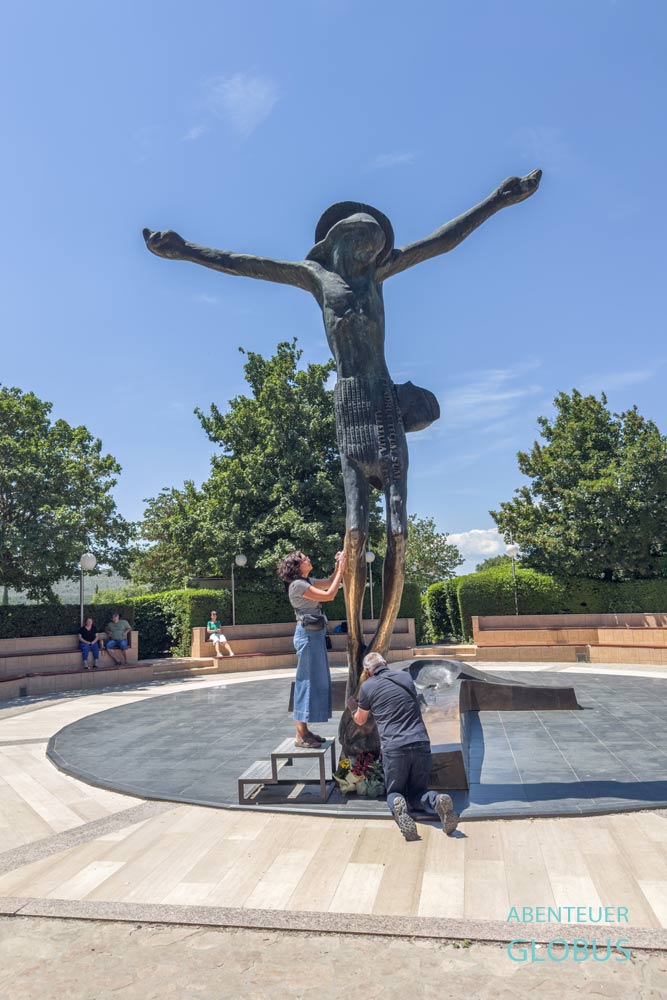 Statue des auferstandenen Jesus Christus mit Betenden in Medjugorje (auch Medugorje)
