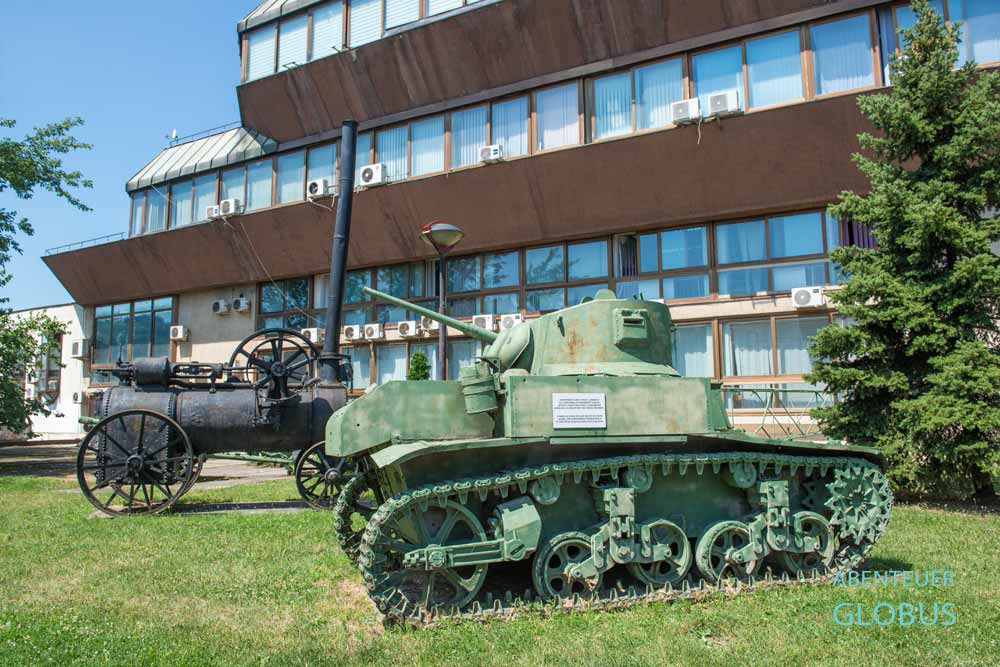 Panzer und Locomobile vor dem Museum der Republika Srpska in Banja Luka