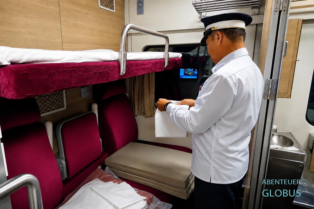 Schaffner bereitet im Special Express Nr. 9 von Bangkok nach Chiang Mai das Bett in der 1. Klasse vor.