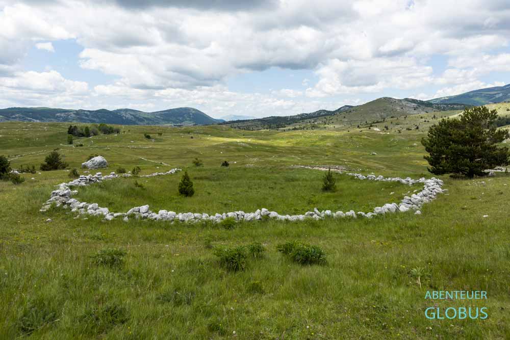 Steinmauern in Kreisform im Naturpark Blidinje
