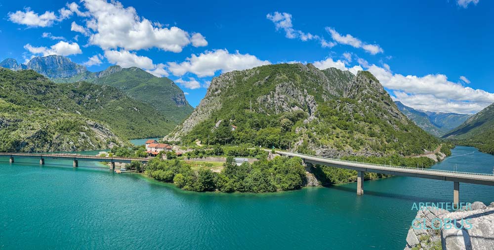 Neretva-Schlucht und zwei Brücken zwischen Bergen über den Fluss Neretva in Bosnien und Herzegowina