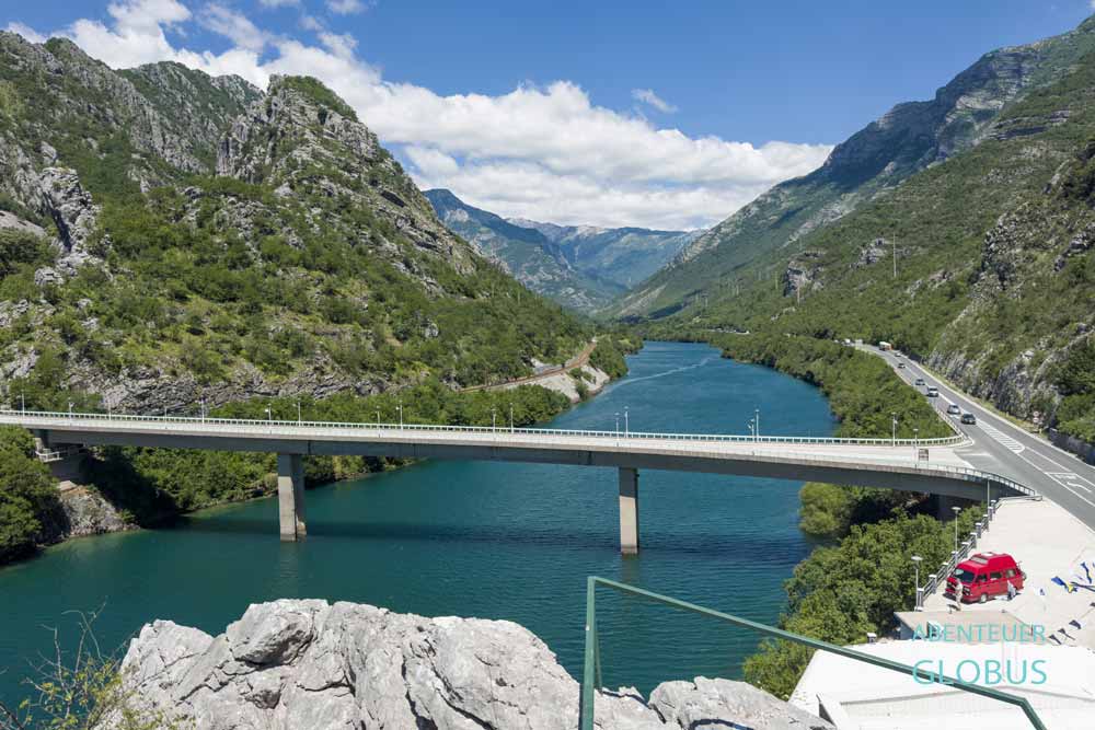 Neretva-Schlucht, Brücke über den Fluss Neretva und roter Bulli VW T3 auf einem Parkplatz in Bosnien und Herzegowina