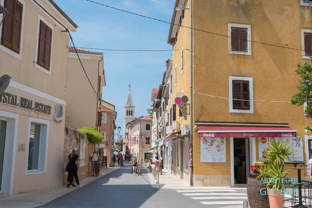 Gasse in der Altstadt von Novigrad mit pastellfarbenen Häusern, Kroatien