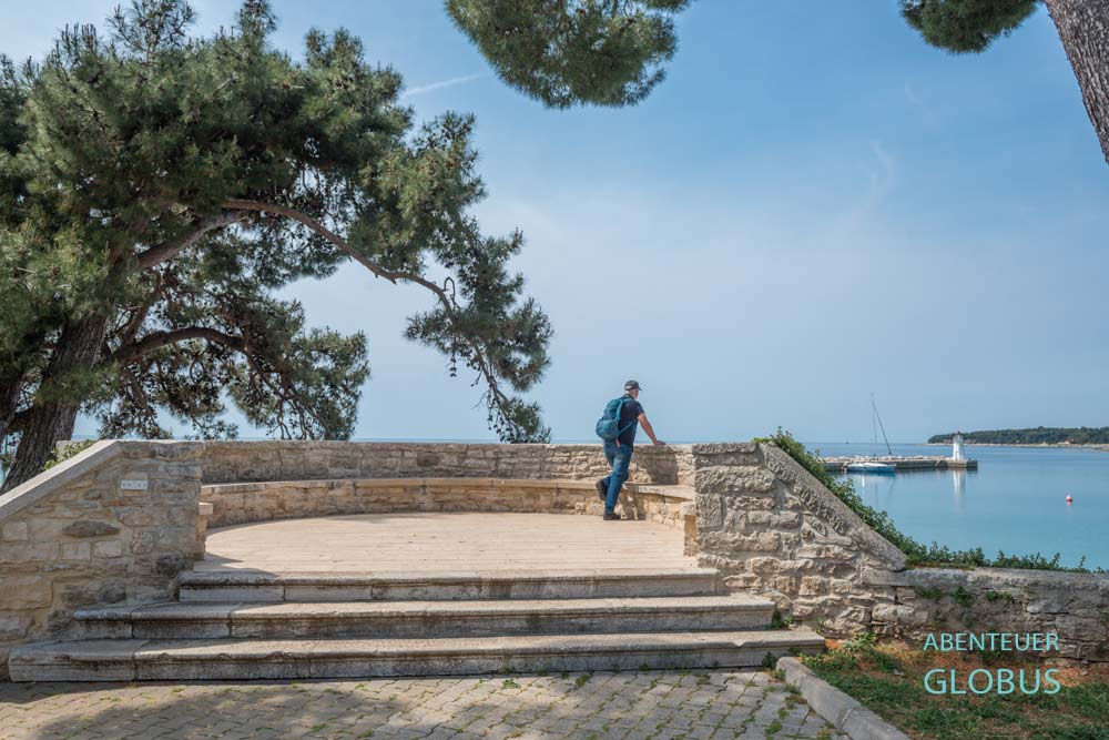 Tourist auf der Bastion, Teil der Stadtmauer in Novigrad, Kroatien