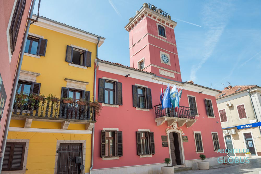 Rotes Rathaus in Novigrad auf der Halbinsel Istrien