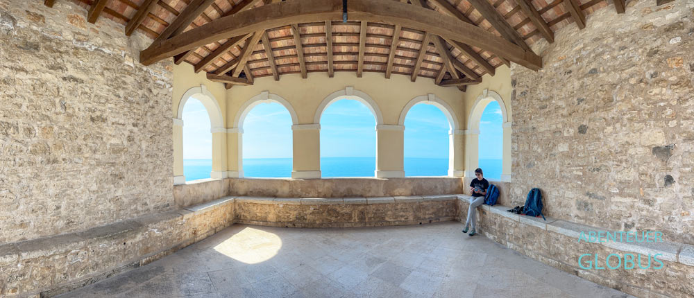 Besucherin in der Loggia Belvedere, Teil der Stadtmauer in Novigrad, Istrien