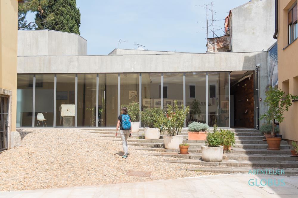 Touristin vor dem Museum Lapidarium in Novigrad, in Kroatien