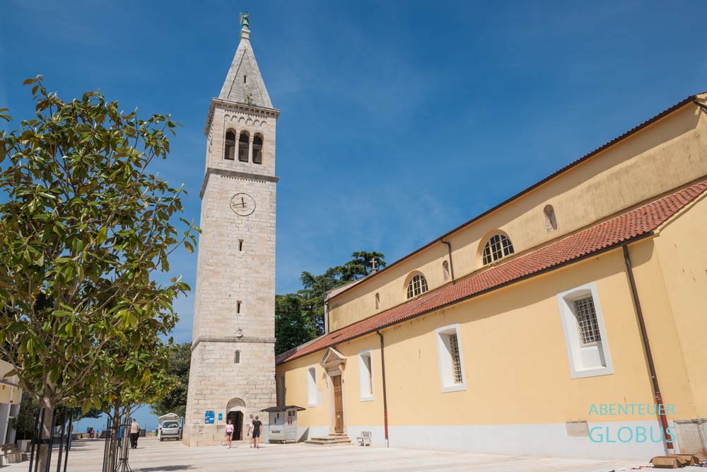 Pfarrkirche der Heiligen Pelagius und Maximilian und Glockenturm in Novigrad 