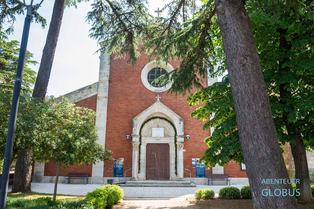 Eingang der Pfarrkirche St. Pelagius und Maximilian vom Park in Novigrad