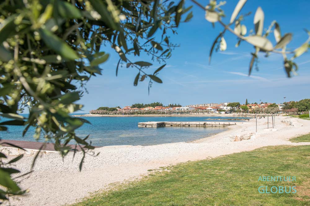 Kiesstrand Plaza Aminess Maestral mit Badestegen in Novigrad in Kroatien