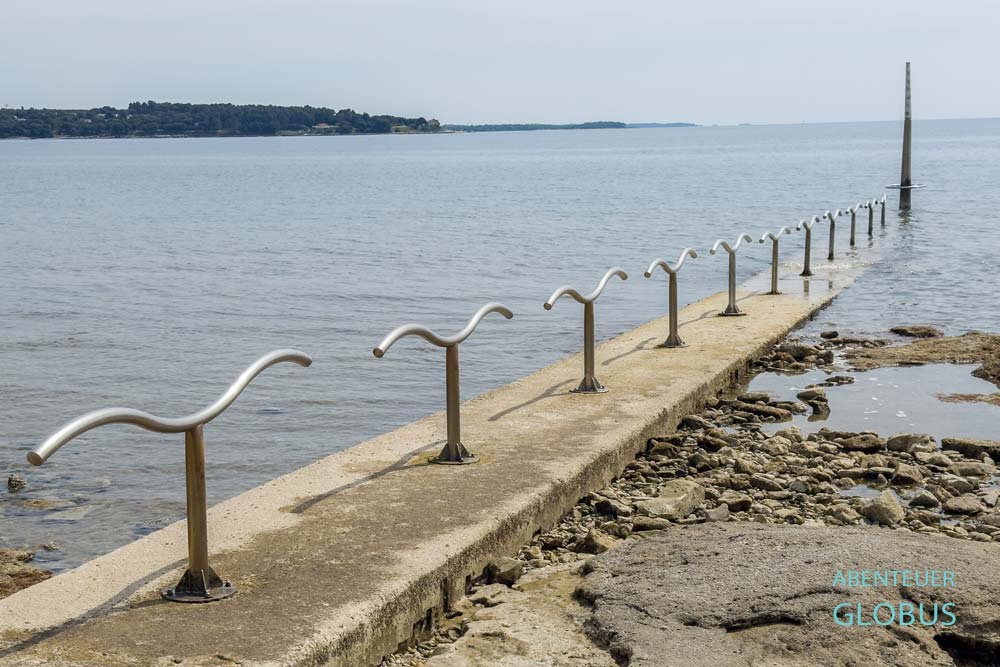 Betonsteg mit Haltegriffen in Novigrad