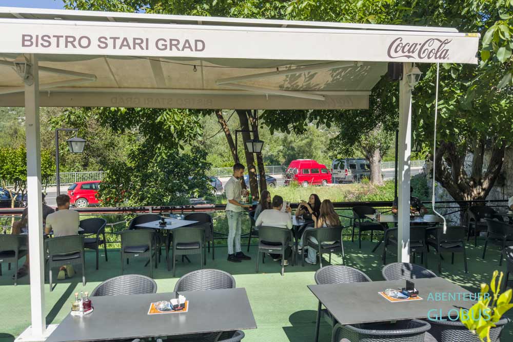 Gäste und Kellner im Restaurant Bistro Stari Grad in Pocitelj in Bosnien und Herzegowina