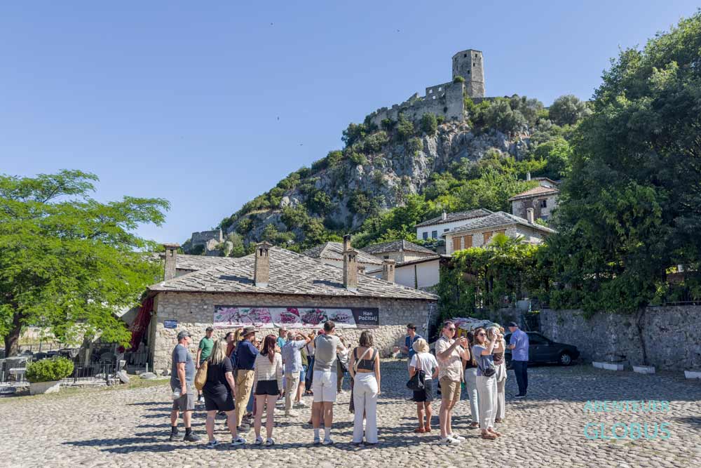 Besuchergruppe auf dem Hauptplatz am Unteren Tor in Pocitelj 