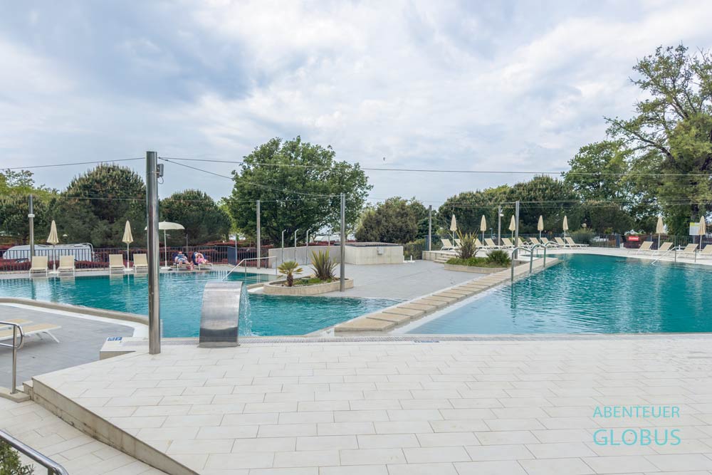 Swimmingpools mit Liegen und Sonnenschirmen auf dem Campingplatz Aminess Planet Camping Maravea bei Novigrad, Istrien, Kroatien
