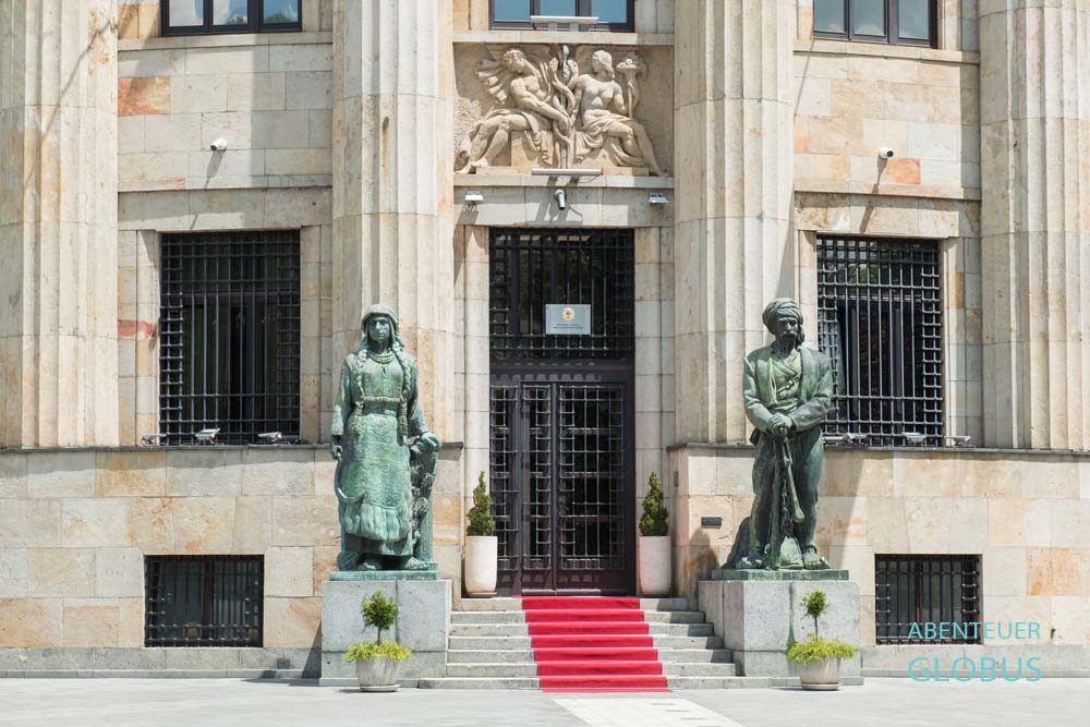 Bronzestatuen am Eingang des Präsidentenpalastes der Republika Srpska in Banja Luka