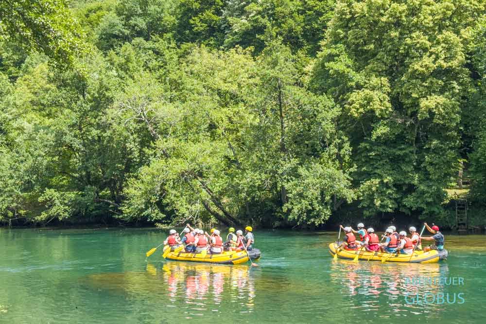 Zwei Schlauchboote mit Menschen bei einer Rafting Tour auf dem Fluss Vrbas im Vrbas Canyon bei Banja Luka