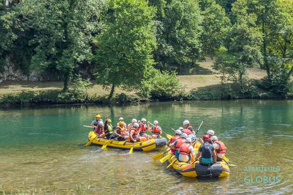 Zwei gelbe Schlauchboote mit Besatzung am Startpunkt einer Rafting-Tour auf dem Fluss Vrbas im Vrbas Canyon