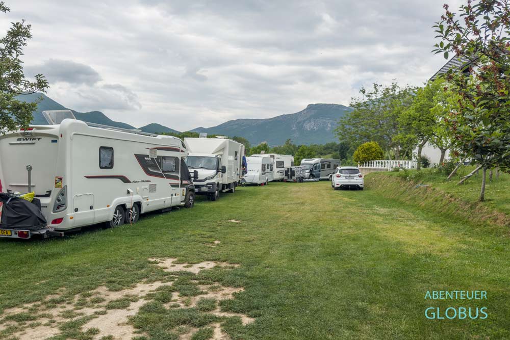 Wohmobile auf dem Campingplatz Camping Bosnjak am Ende der Halbinsel Matkovici im Rama-See
