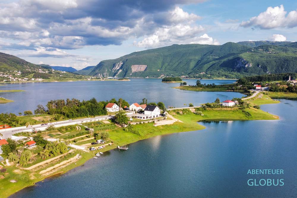 Halbinsel Scit mit Kamp Markesic im Rama-See und umliegende Berge