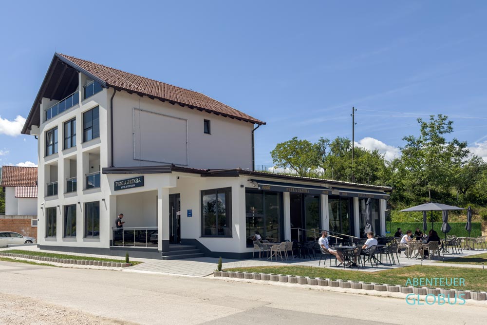 Motel Perla Jezera und Restaurant mit Freisitz auf der Halbinsel Scit im Rama-See, Bosnien und Herzegowina