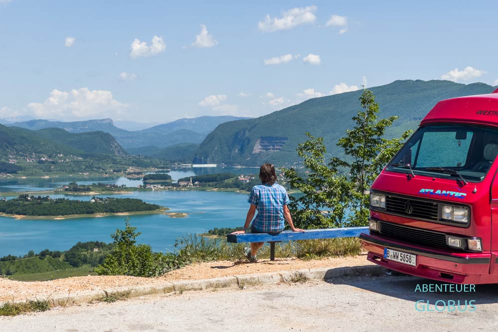 Urlauberin und roter Van am Aussichtspunkt Panorama View mit Blick auf den Ramsko Jezero