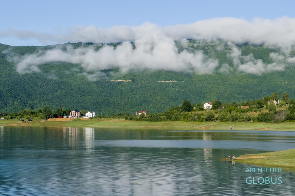 Ramsko Jezero und wolkenverhangene Berge am Morgen in der Gemeinde Prozor-Rama