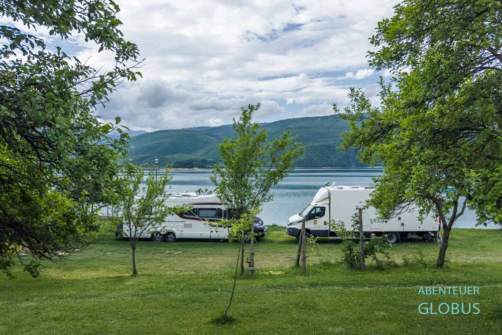 Zwei weiße Wohnmobile auf dem Campingplatz Camping Bosnjak am Ende der Halbinsel Matkovici im Ramsko Jezero in Bosnien und Herzegowina